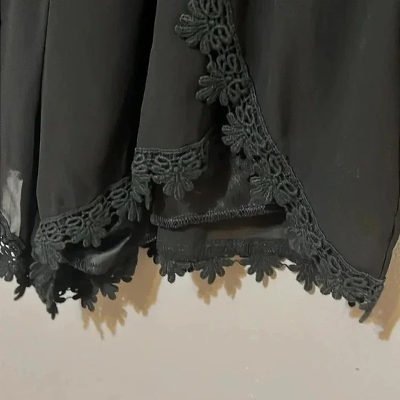 Astr | long sleeve short romper Playsuit low v-neckline crochet Women’s size M - Picture 4 of 9